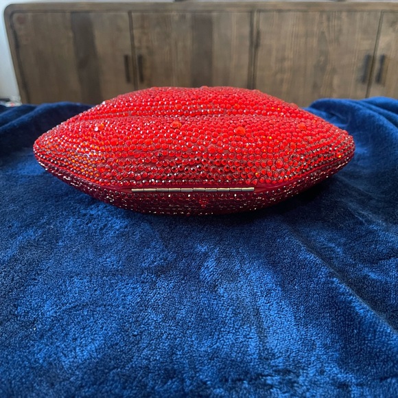 Heart Shaped Clutch - Picture 3 of 4